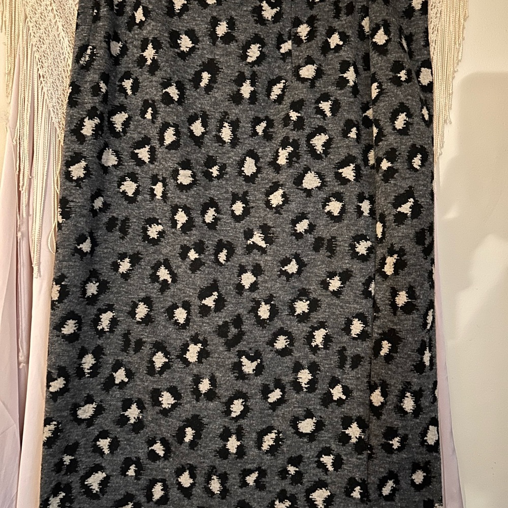 Cute leopard pencil skirt.